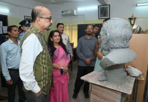 खैरागढ़ विश्वविद्यालय में असम के प्रसिद्ध साहित्यकार रघुनाथ चौधरी की कांस्य प्रतिमा का निर्माण खैरागढ़ विश्वविद्यालय में असम के प्रसिद्ध साहित्यकार रघुनाथ चौधरी की कांस्य प्रतिमा का निर्माण