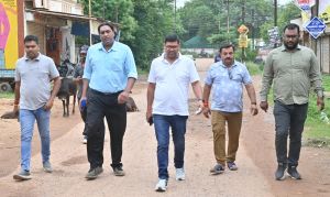  निगम आयुक्त किए जर्जर रोड का निरीक्षण, निर्माण हेतु दिये निर्देश