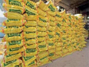 महासमुंद जिले की समितियों एवं निजी दुकानों में 14 हजार 189 टन खाद विक्रय हेतु शेष