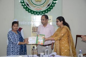 स्मृति पुस्तकालय योजना:   मंजू चौबे ने जिला प्रशासन को पुस्तकें दान की