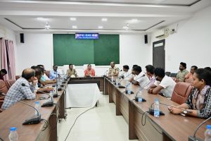 सड़क दुर्घटनाओं में मौत की रोकथाम के लिए हेलमेट पहनने की अनिवार्यता पर जोर