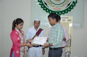  स्मृति पुस्तकालय योजना:  ऋषिका श्रीवास्तव ने जिला प्रशासन को पुस्तकें दान की