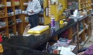  र्वरक निरीक्षक बागबाहरा द्वारा दो उर्वरक विक्रेताओं को कारण बताओ नोटिस जारी