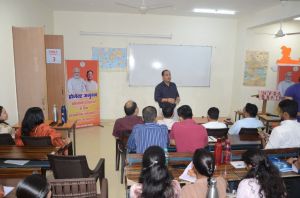 प्रोजेक्ट अनुभव के तहत शिक्षक की भूमिका में दिखे कलेक्टर