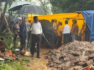  आपदा प्रभावितों की सहायता तेज: कमिश्नर, कलेक्टर व विधायक ने प्रभावित ग्रामों का लिया जायजा