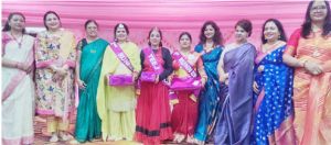 भूमिहार समाज की तीज क्वीन बनीं ममता, आरती फर्स्ट व अमृता रहीं सेकंड रनरअप भूमिहार समाज की तीज क्वीन बनीं ममता, आरती फर्स्ट व अमृता रहीं सेकंड रनरअप