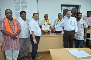 निगम से सेवानिवृत्त होने वाले 2 कर्मचारियों को दी गई बिदाई निगम से सेवानिवृत्त होने वाले 2 कर्मचारियों को दी गई बिदाई