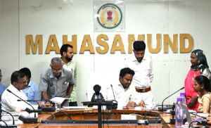 प्रभारी कलेक्टर श्री नंदनवार ने जन चौपाल में सुनी आम जनों की समस्याएं प्रभारी कलेक्टर श्री नंदनवार ने जन चौपाल में सुनी आम जनों की समस्याएं