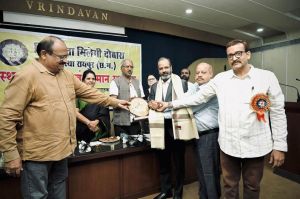 प्रो. हुलास पाठक को स्वर्गीय डॉ. मणिशंकर शर्मा स्मृति 'कृषि रत्न सम्मान' प्रो. हुलास पाठक को स्वर्गीय डॉ. मणिशंकर शर्मा स्मृति 'कृषि रत्न सम्मान'