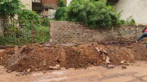 निगम ने नाली के उपर से अवैध अतिक्रमण को हटाया निगम ने नाली के उपर से अवैध अतिक्रमण को हटाया