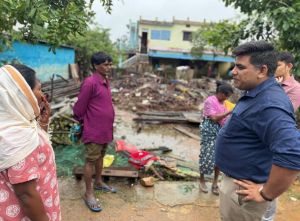  वर्षा की झड़ी के बीच कलेक्टर ने बंगापाल, तुमनार एवं फुंडरी में राहत स्थलों तथा क्षतिग्रस्त मकानों का किया मुआयना