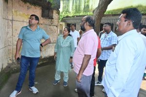  आयुक्त ने खुर्सीपार में पूर्व निर्मित अटल आवास का किया निरीक्षण