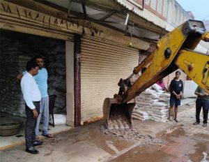  निगम ने नाली के उपर से अवैध अतिक्रमण को हटाया