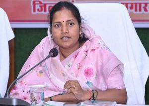  मंत्री लक्ष्मी राजवाड़े ने जशपुर में महिला एवं बाल विकास समाज कल्याण विभाग के अधिकारियों की बैठक ली