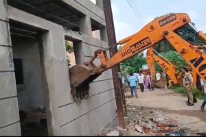 निगम जोन 8 ने  टाटीबंध क्षेत्र में लगभग 1746 वर्गफुट पर स्वीकृति विपरीत अवैध निर्माण को हटाया