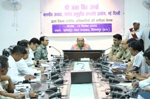  केंद्रीय अनुसूचित जनजाति आयोग के अध्यक्ष अंतर सिंह आर्या ने  ली जिला अधिकारियों की बैठक