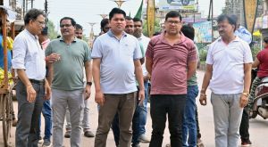  आयुक्त ने सड़क पर लगे पोल से अवैध बैनर/पोस्टर हटाने के दिए निर्देश