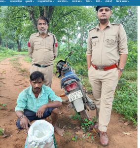  32.6 लीटर महुआ शराब जब्त, दो आरोपी गिरफ्तार