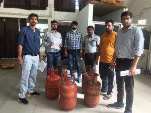 व्यावसायिक प्रतिष्ठानों में घरेलू गैस सिलेंडरों का दुरुपयोग व्यावसायिक प्रतिष्ठानों में घरेलू गैस सिलेंडरों का दुरुपयोग