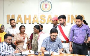 कलेक्टर ने जन चौपाल में सुनी आम जनों की समस्याएं कलेक्टर ने जन चौपाल में सुनी आम जनों की समस्याएं