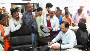 कलेक्टर ने सुनी लोगों की समस्याएं, आवश्यक कार्यवाही के दिए निर्देश कलेक्टर ने सुनी लोगों की समस्याएं, आवश्यक कार्यवाही के दिए निर्देश