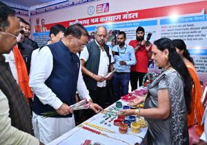 मुख्यमंत्री श्री साय ने किया श्रम विभाग द्वारा आयोजित प्रदर्शनी का अवलोकन मुख्यमंत्री श्री साय ने किया श्रम विभाग द्वारा आयोजित प्रदर्शनी का अवलोकन