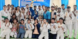 राज्य स्तरीय कूड़ो प्रतियोगिता में खिलाड़ियों को मिला स्वर्ण पदक राज्य स्तरीय कूड़ो प्रतियोगिता में खिलाड़ियों को मिला स्वर्ण पदक