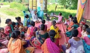  रेडियो प्रसारण “दीदी के गोठ” कार्यक्रम दंतेवाड़ा जिले के विभिन्न गांवों में हुआ आयोजन