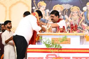 गृह मंत्री श्रीराम कथा श्रवण करने खुर्सीपार पहुंचे गृह मंत्री श्रीराम कथा श्रवण करने खुर्सीपार पहुंचे