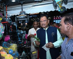 *जीएसटी बचत उत्सव का जायजा लेने बाजार पहुंचे मुख्यमंत्री श्री साय*