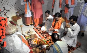 शिक्षा मंत्री यादव ने गंगा मैय्या झलमला, सियादेवी एवं कंकालिन माता की पूजा-अर्चना कर  प्रदेश की सुख, समृद्धि की कामना की