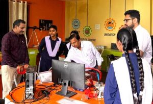  रायपुर संभागीय कमिश्नर श्री कांवरे द्वारा शासकीय विद्यालयों का निरीक्षण