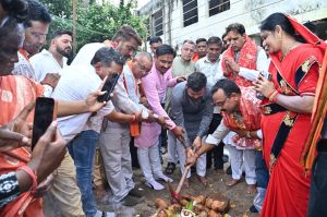 पश्चिम विधायक मूणत ने सामुदायिक भवन आंगनबाडी भवन बनाने किया भूमिपूजन