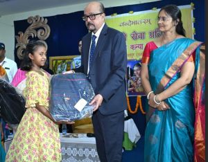  राज्यपाल रमेन डेका ने तेजस्विनी छात्रावास का किया निरीक्षण