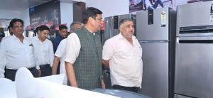 व्यापारियों और उपभोक्ताओं के बीच पहुँचे पर्यटन मंत्री राजेश अग्रवाल व्यापारियों और उपभोक्ताओं के बीच पहुँचे पर्यटन मंत्री राजेश अग्रवाल