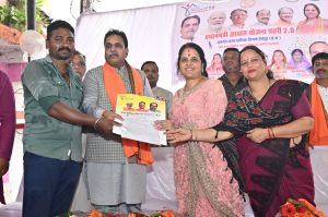 प्रधानमंत्री आवास योजना : पूर्व केबिनेट मंत्री राजेश मूणत और महापौर मीनल चौबे ने प्रदत्त किए भवन निर्माण अनुज्ञा पत्र  
