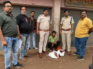 8.28 बल्क लीटर अवैध मदिरा के साथ गंज भट्टी के पास से आरोपी गिरफ्तार 8.28 बल्क लीटर अवैध मदिरा के साथ गंज भट्टी के पास से आरोपी गिरफ्तार