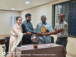 निगम राजस्व उप निरीक्षक श्री पुरुषोत्तम यदु नगर निगम को निरंतर 32 वर्ष सेवा देने उपरांत सेवानिवृत्त होने पर निगम जोन 6कार्यालय में किये गए सम्मानित