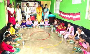 आंगनबाड़ी केंद्र में कन्या भोज का आयोजन