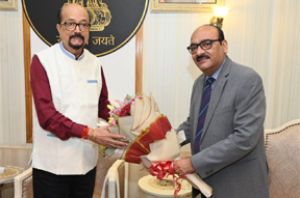 राज्यपाल रमेन डेका से नव नियुक्त मुख्य सचिव ने सौजन्य भेंट की