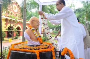 राष्ट्रपिता महात्मा गांधी की जयंती पर राज्यपाल ने माल्यार्पण कर दी श्रद्धांजलि