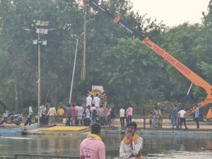 माँ दुर्गा की मूर्तियों का महादेवघाट के समीप विसर्जन कुण्ड में भक्तों द्वारा श्रद्धापूर्ण विसर्जन महानवमी तिथि से प्रारम्भ