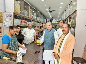 क्षेत्रीय संगठन महामंत्री अजय जम्वाल ने खरीदे खादी के कपड़े क्षेत्रीय संगठन महामंत्री अजय जम्वाल ने खरीदे खादी के कपड़े