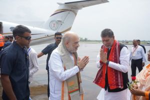 जगदलपुर एयरपोर्ट पर केंद्रीय गृहमंत्री का भाजपा प्रदेश अध्यक्ष किरण देव ने किया स्वागत