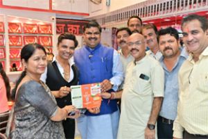  केबिनेट मंत्री यादव पहुंचे मार्केट, व्यापारियों से किये मुलाकात