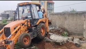 डुमरतराई में लगभग 20 हजार वर्गफीट अवैध प्लाटिंग पर अवैध बाउंड्रीवाल को तोड़ा डुमरतराई में लगभग 20 हजार वर्गफीट अवैध प्लाटिंग पर अवैध बाउंड्रीवाल को तोड़ा