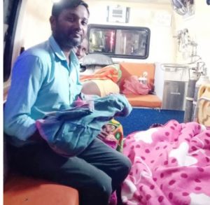 एम्बुलेंस बनी जन्मस्थली: 108 संजीवनी एक्सप्रेस में गूंजी किलकारी, मां-बेटी दोनों स्वस्थ एम्बुलेंस बनी जन्मस्थली: 108 संजीवनी एक्सप्रेस में गूंजी किलकारी, मां-बेटी दोनों स्वस्थ