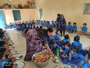 बच्चों के चेहरों पर मुस्कान, कर्मचारियों का जन्मदिन बना यादगार बच्चों के चेहरों पर मुस्कान, कर्मचारियों का जन्मदिन बना यादगार