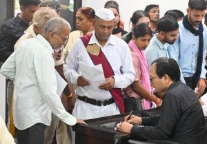 कलेक्टर ने जनदर्शन में सुनी लोगों की समस्याएं कलेक्टर ने जनदर्शन में सुनी लोगों की समस्याएं