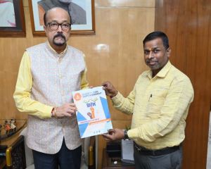 राज्यपाल श्री डेका को ‘प्रारंभ‘ पत्रिका का विशेषांक भेंट